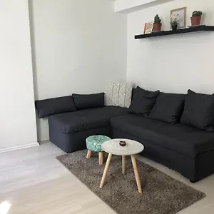 Bescheidene Untergeschoss In Guter Lage. Apartment Köln